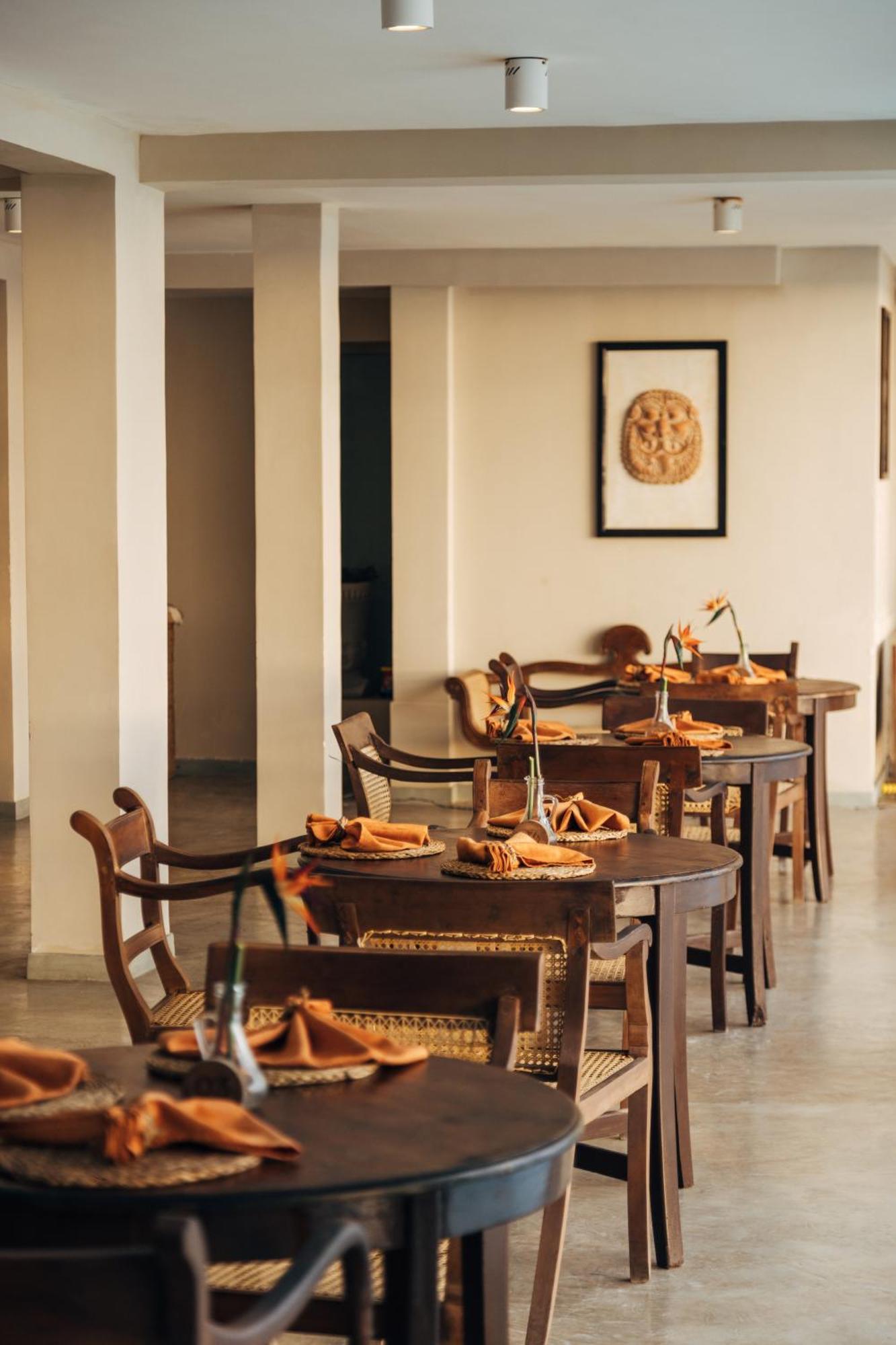 Neevana Hotel 히카두와 외부 사진