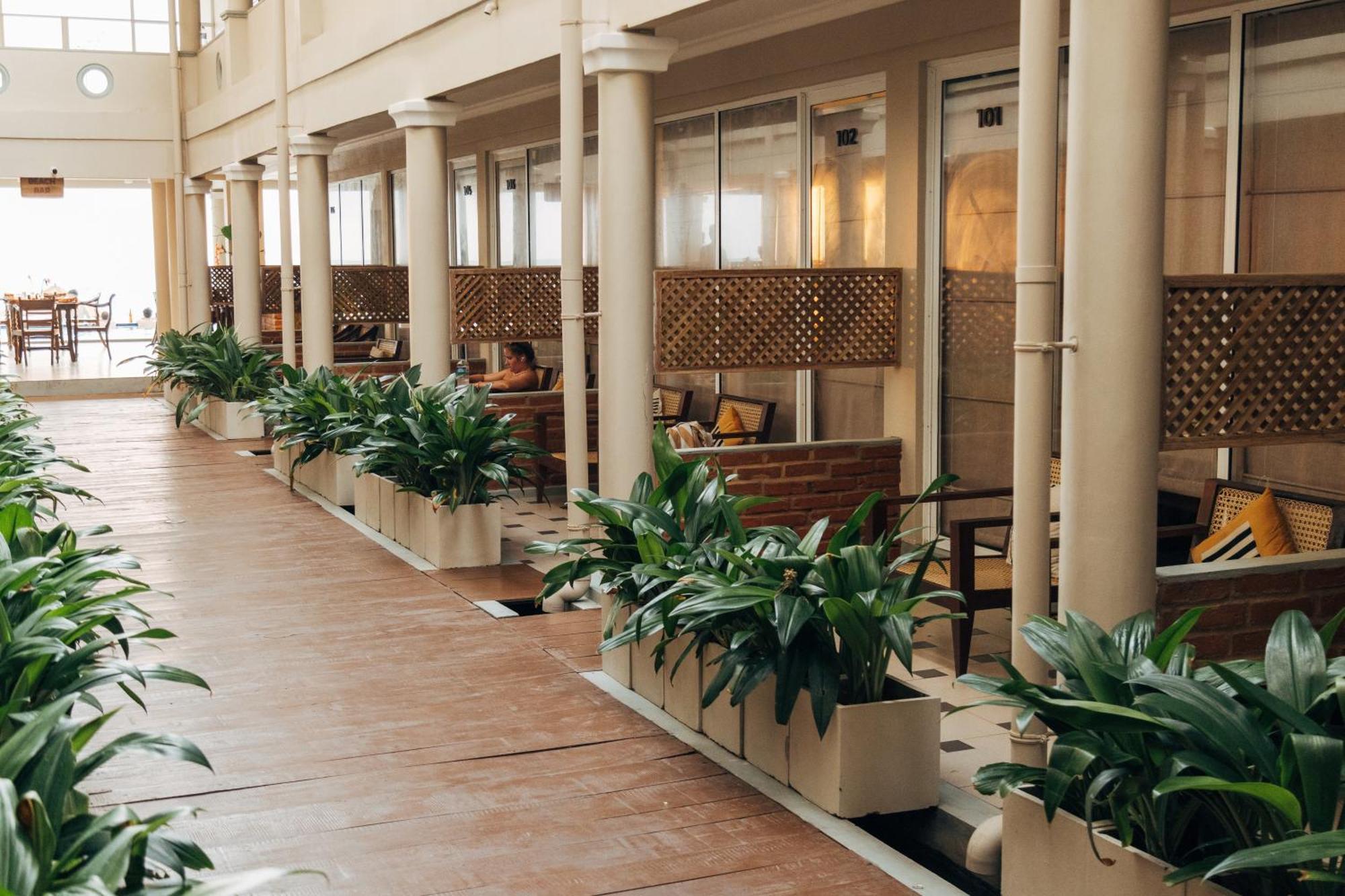 Neevana Hotel 히카두와 외부 사진